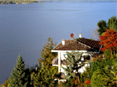 Das sonnige und gepflegte Casa Elwina, mit 2 Wohnungen, liegt an einem Sd-Westhang ber dem Dorf Gerra / Gambarogno mit 180 Panoramaaussicht auf den Lago Maggiore und die dahinter liegenden Berge.